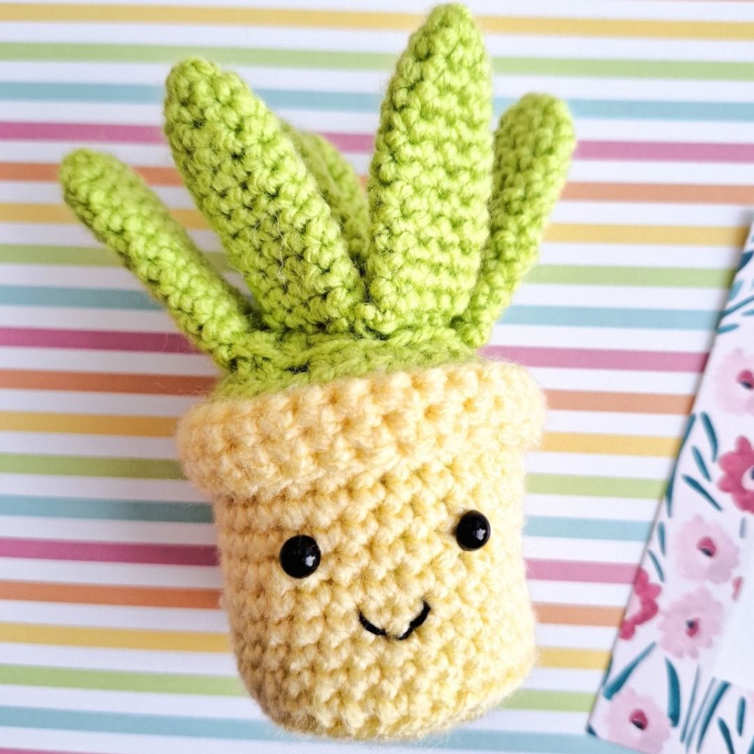 Crochet amigurumi pattern - fake small succulent crochet pattern for succulent lovers