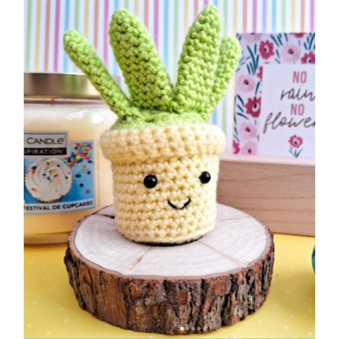 Crochet amigurumi pattern - fake small succulent crochet pattern for succulent lovers