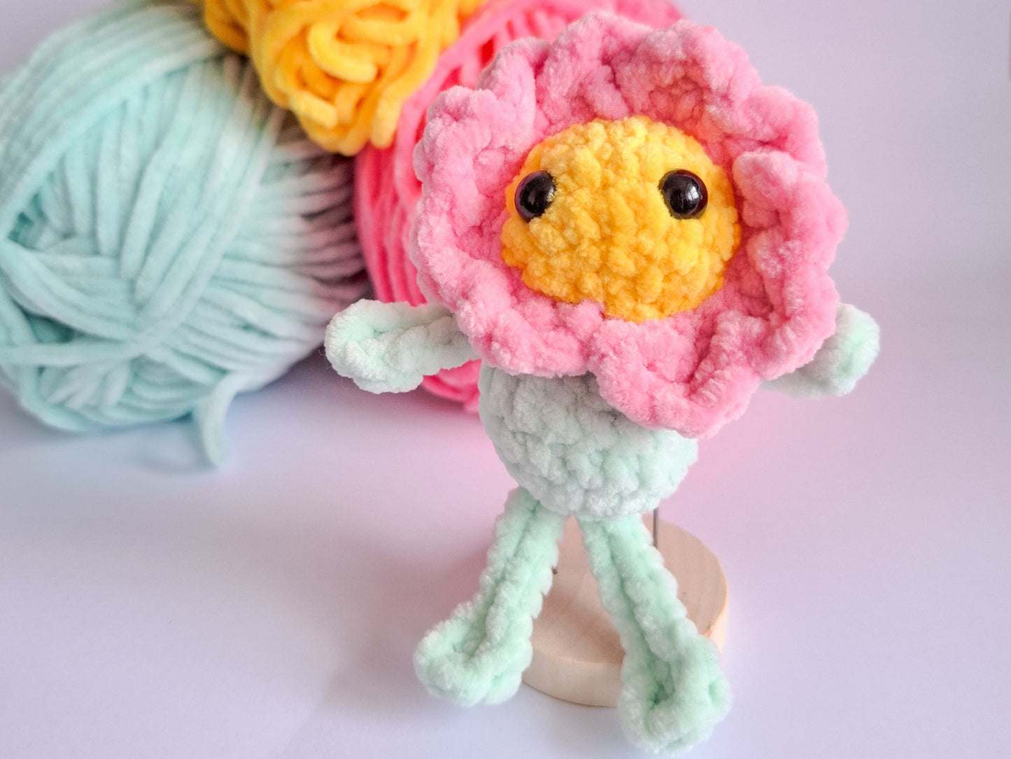 Crochet Flower keychain pattern - quick and easy amigurumi pattern